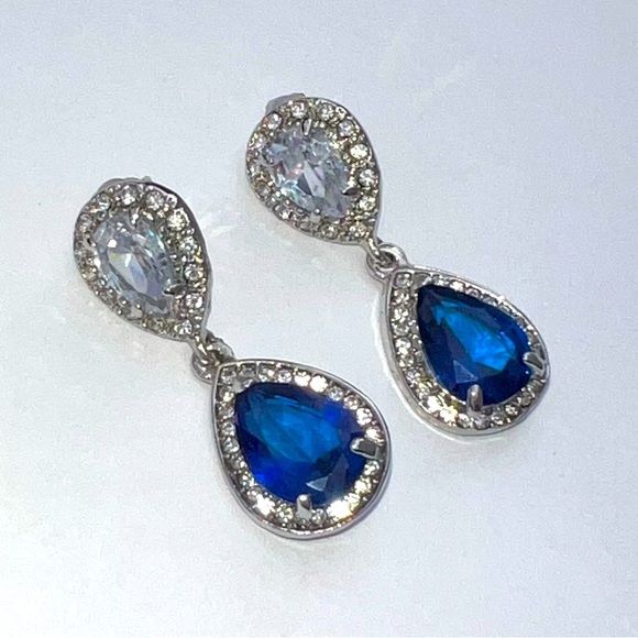 Beautiful Blue & White Crystal Necklace & Earrings set - Picture 7 of 7